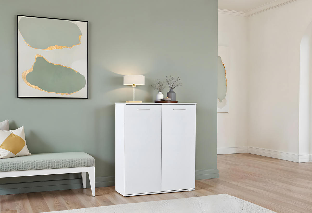 Απεικονίζεται η παπουτσοθήκη στην είσοδο ενός σπιτιού.